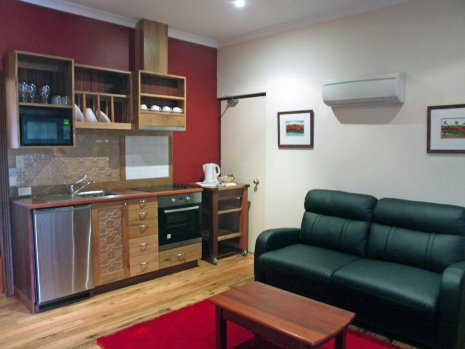 ADAMSONS RIVERSIDE ACCOMMODATION 30/100
