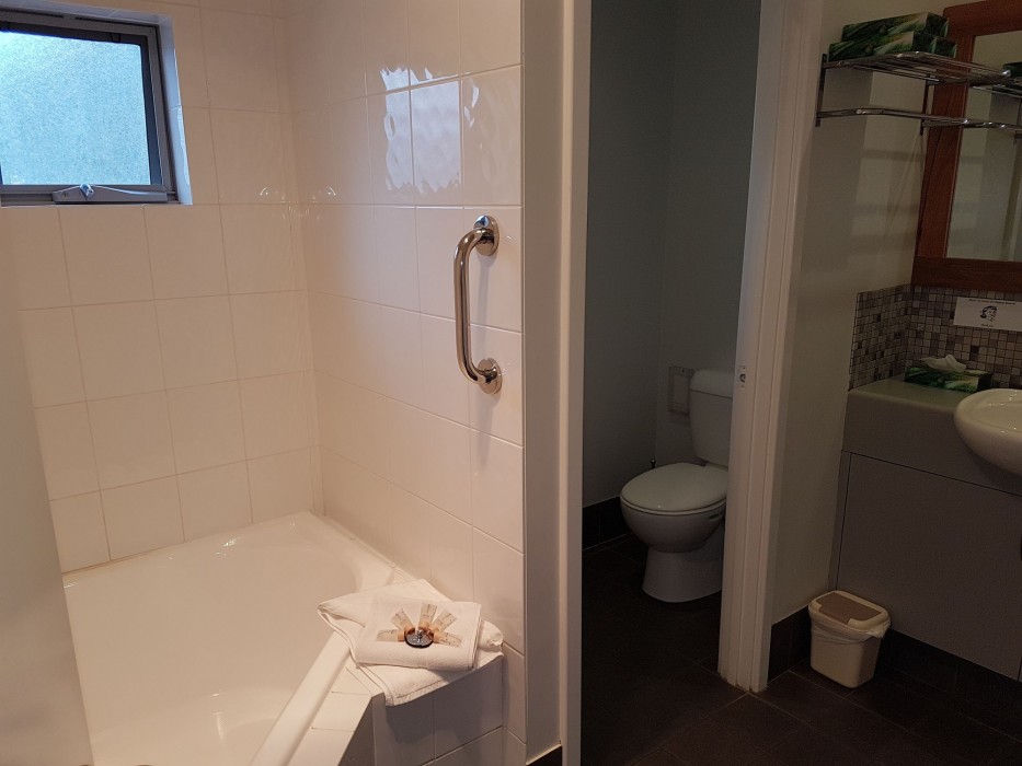 ADAMSONS RIVERSIDE ACCOMMODATION 20/100