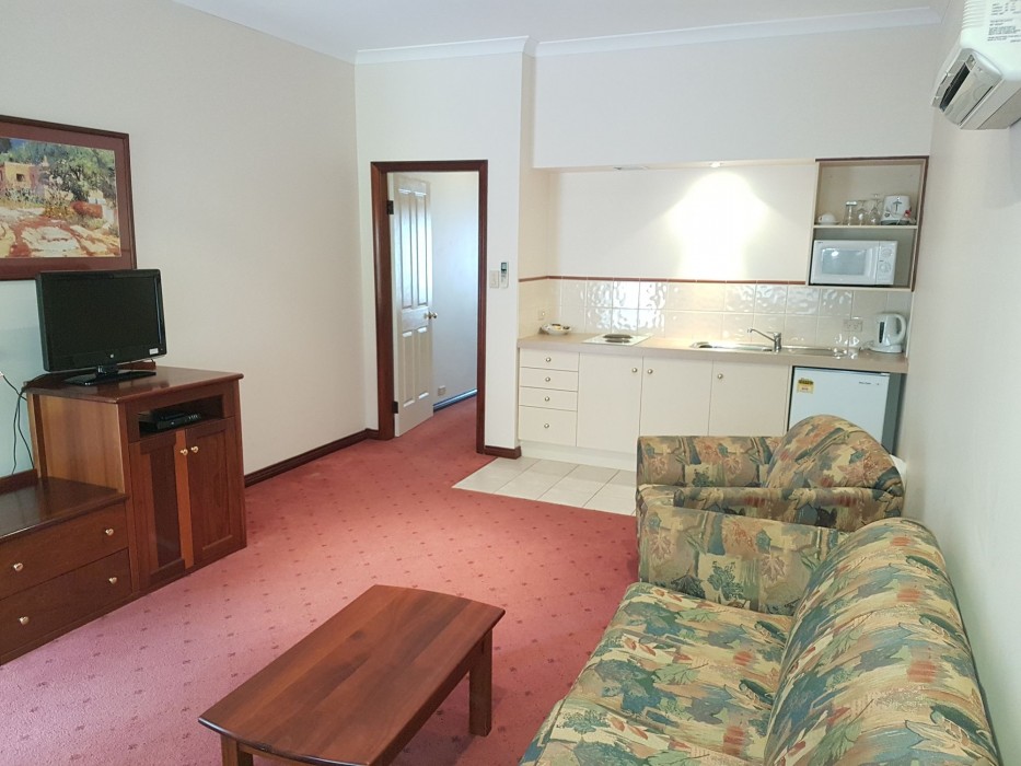 ADAMSONS RIVERSIDE ACCOMMODATION 64/100