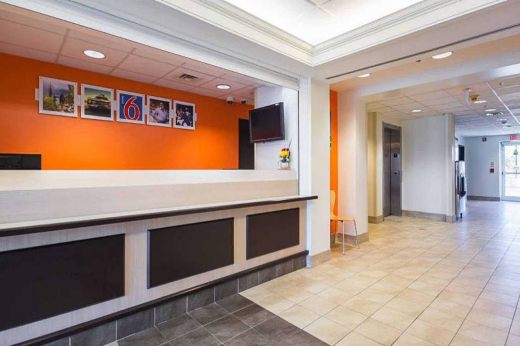 Lobby at Motel6 Whitby ON - Toronto East, WHITBY - ONTARIO