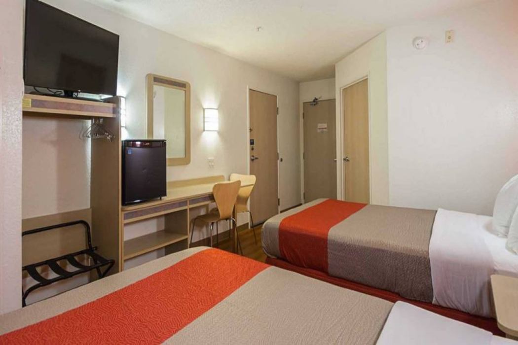 Motel6 Whitby ON - Toronto East 12/41