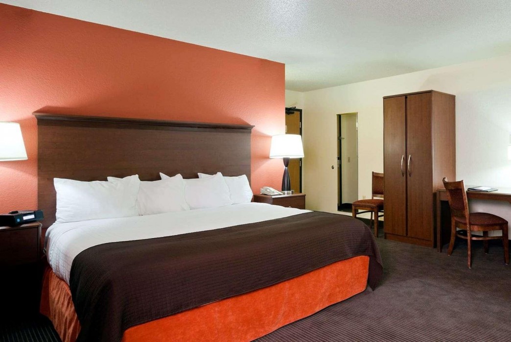 Riverfront Hotel 12/64