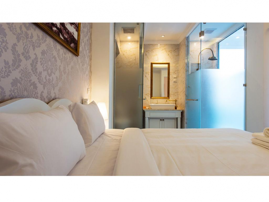 B2 Riverside Colonial Hotel 8/43