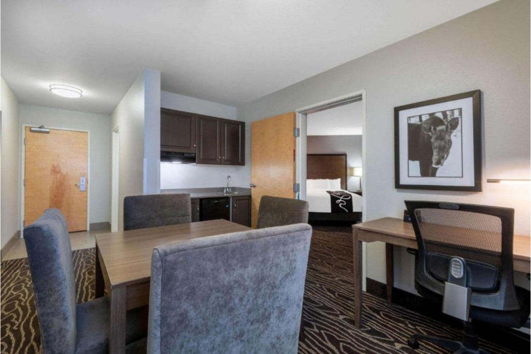 La Quinta Inn & Suites by Wyndham Fairbanks Airport 11/50