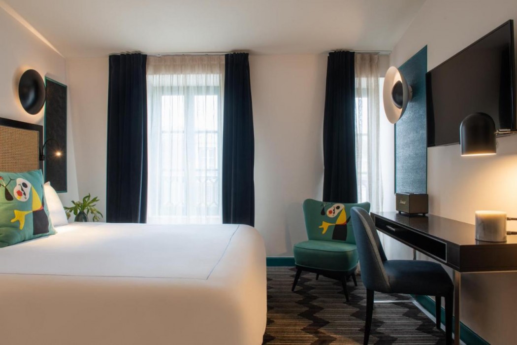 Mom Art Hotel 12/71