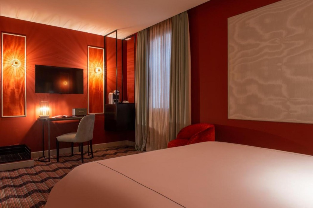 Mom Art Hotel 24/71