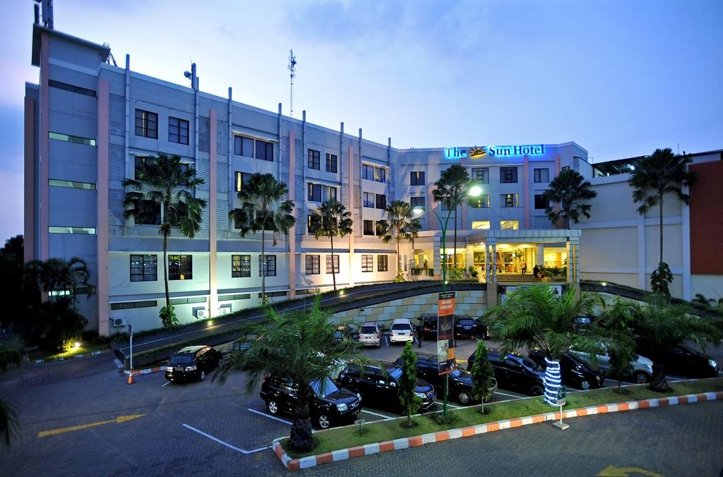 The Sun Hotel Sidoarjo 1/43