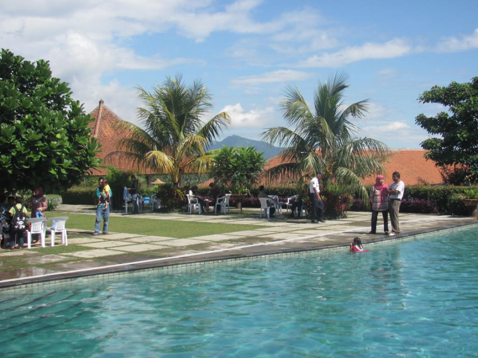D Emmerick Hotel Salatiga 12/26