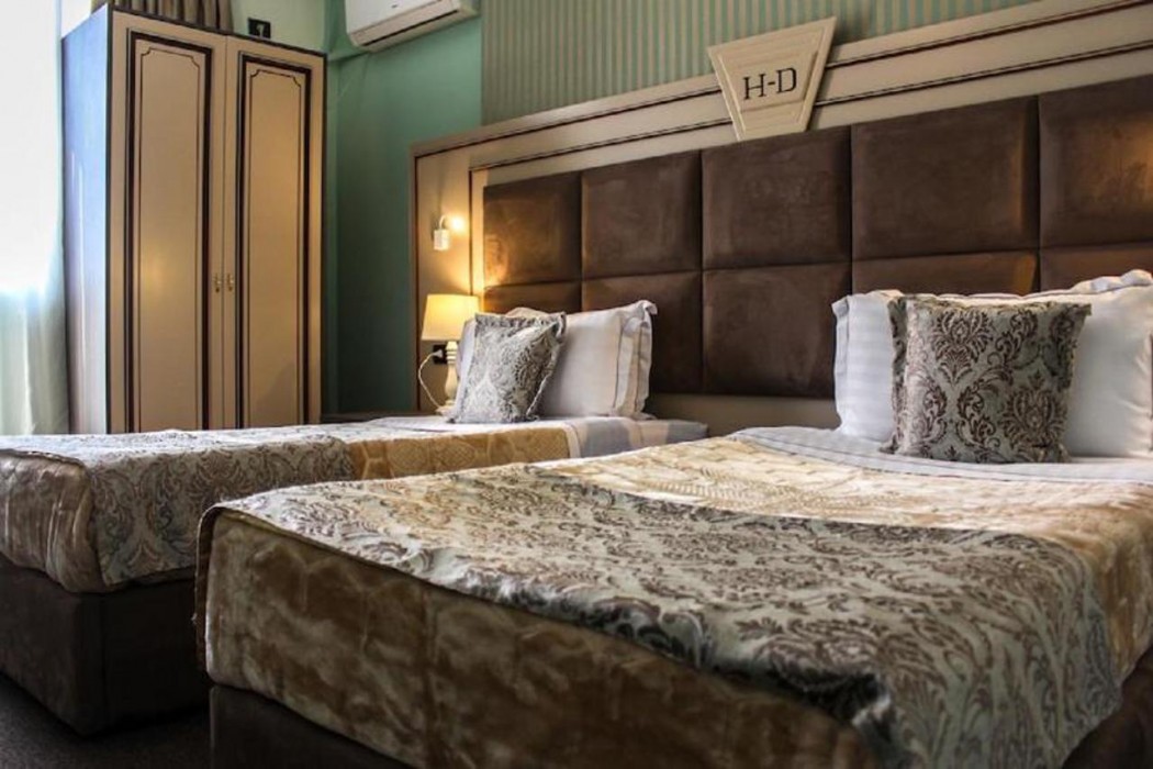 Hotel Deluxe 9/43
