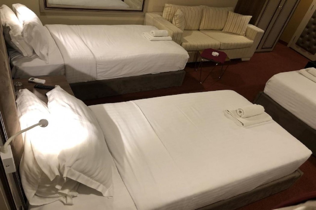 Hotel Deluxe 6/43