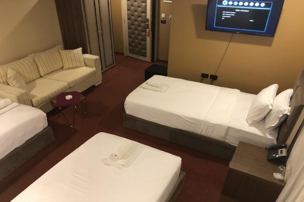 Hotel Deluxe 7/43