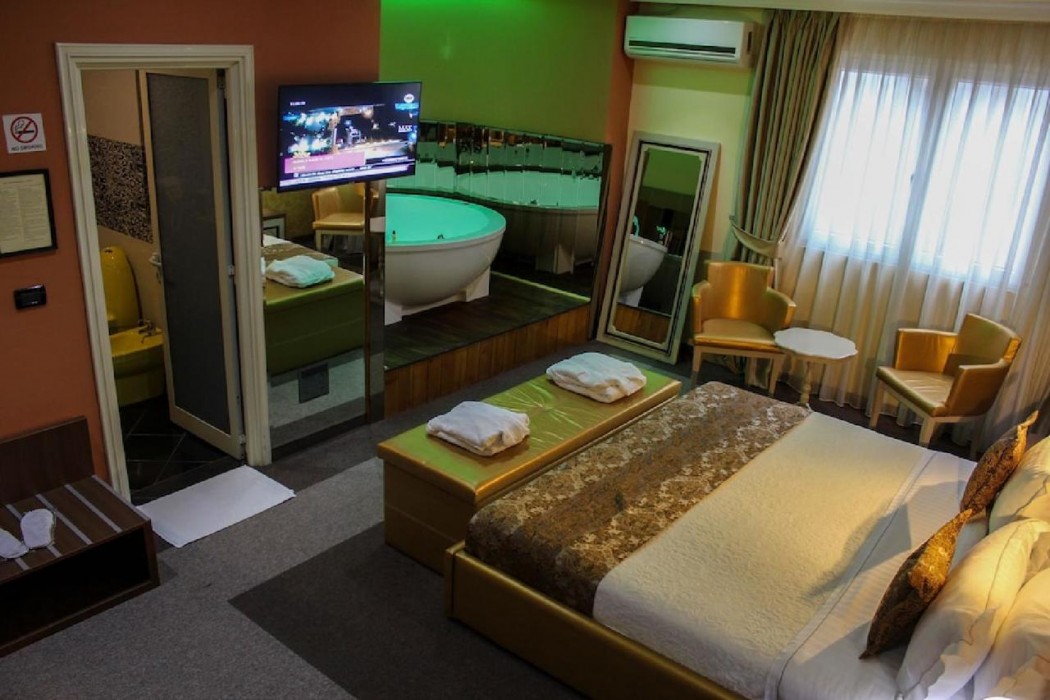 Hotel Deluxe 10/43