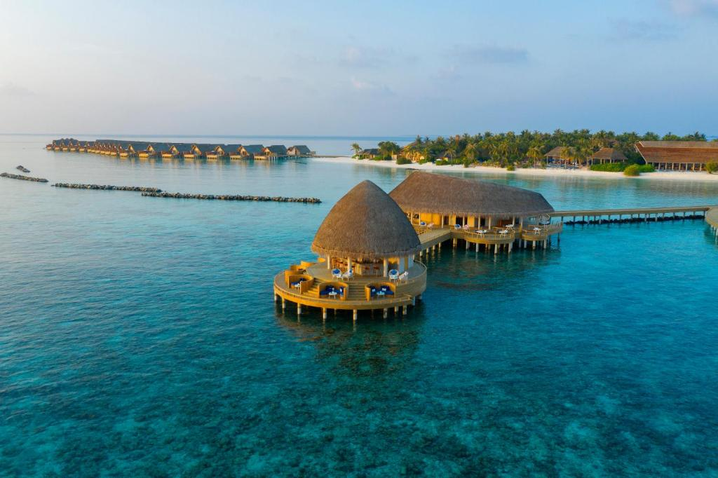 Emerald Faarufushi Resort and Spa 3/94