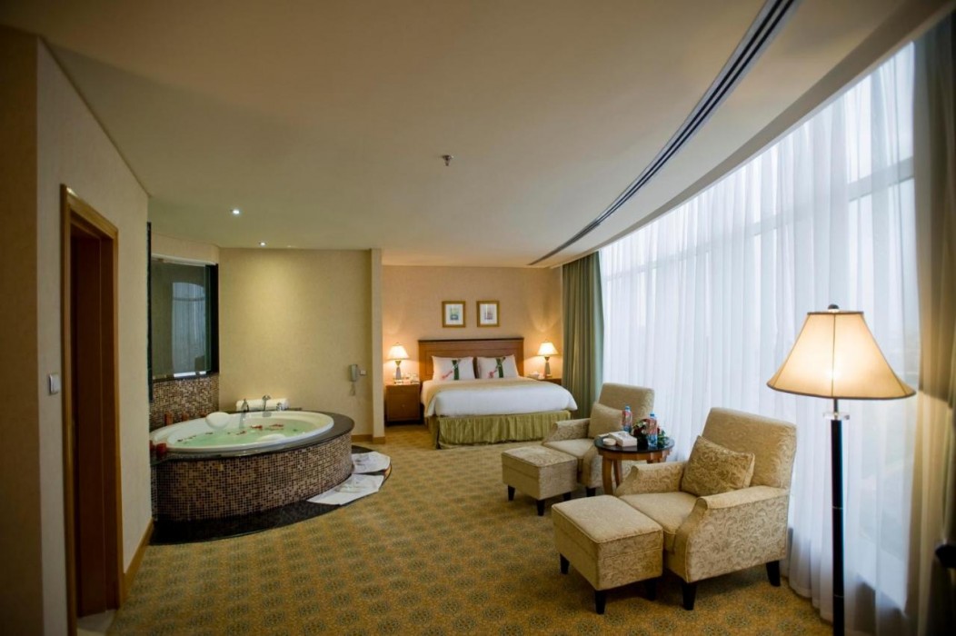 1 King Accessible Room Nsmk with Free Wifi Mini Bar Bathroom Safety Bars