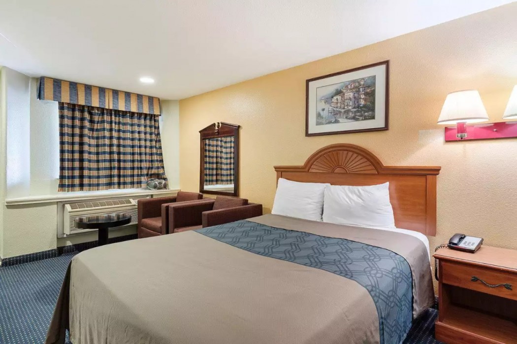 Rodeway Inn South Houston, TX 14/31