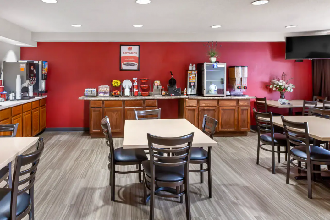 Econo Lodge Inn and Suites Oconto WI 22/30
