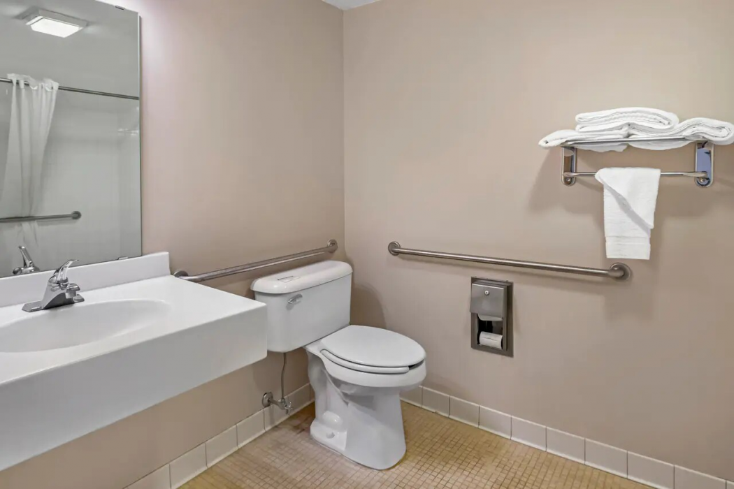 Econo Lodge Inn and Suites Oconto WI 12/30