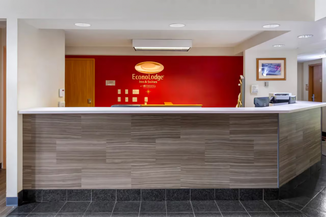 Econo Lodge Inn and Suites Oconto WI 4/30