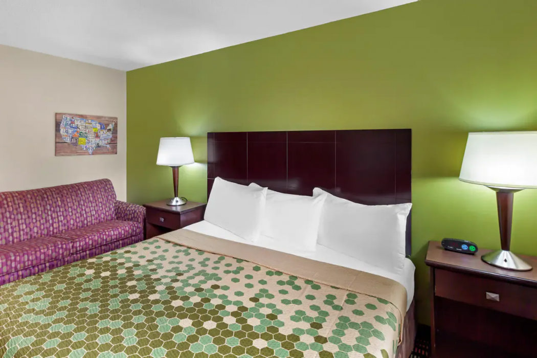 Econo Lodge Inn and Suites Oconto WI 7/30