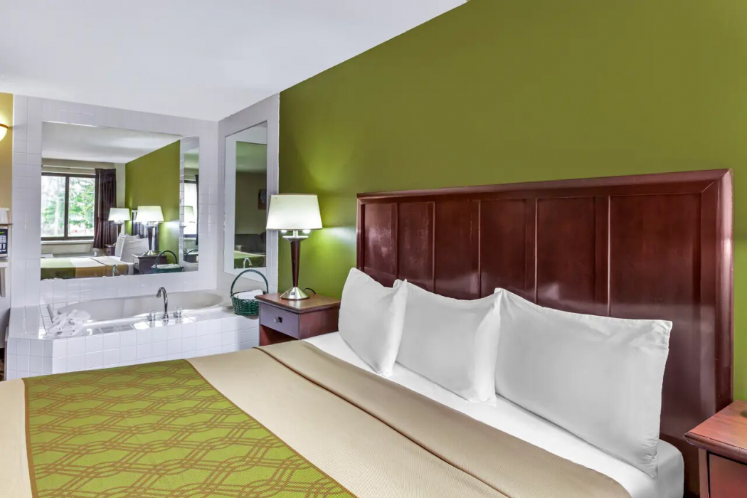 Econo Lodge Inn and Suites Oconto WI 6/30