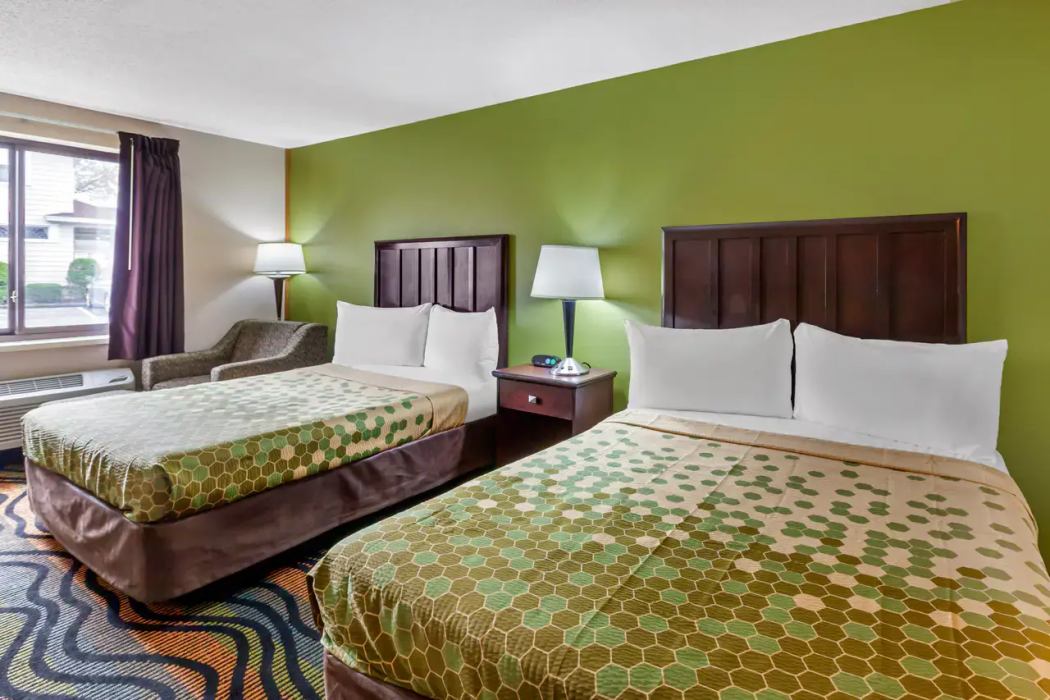 Econo Lodge Inn and Suites Oconto WI 17/30
