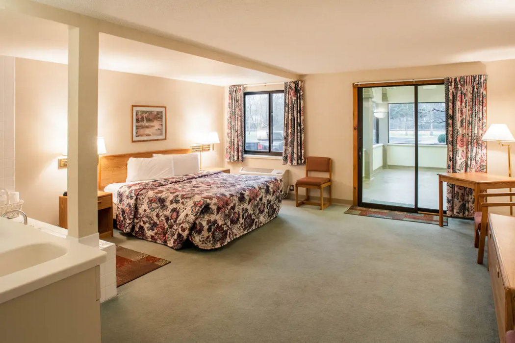Econo Lodge Inn and Suites Oconto WI 15/30