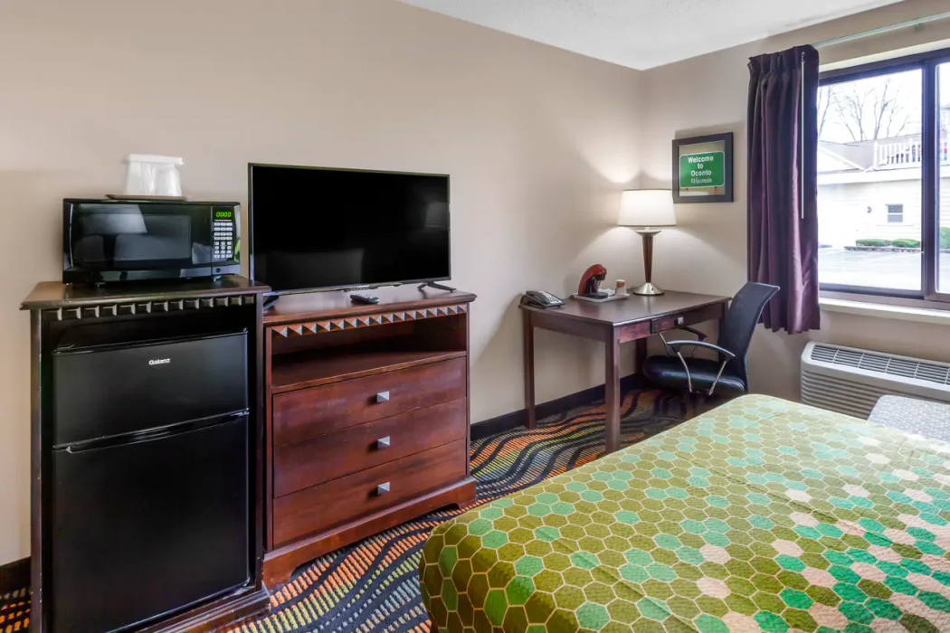 Econo Lodge Inn and Suites Oconto WI 14/30