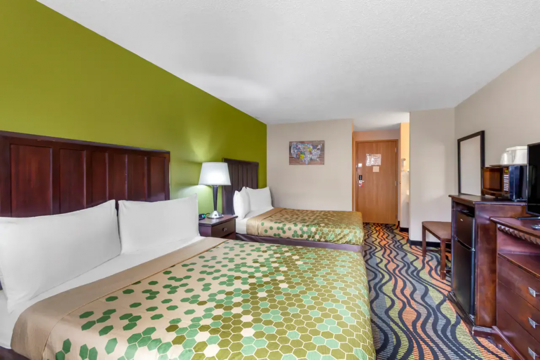 Econo Lodge Inn and Suites Oconto WI 8/30
