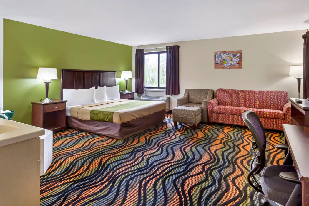 Econo Lodge Inn and Suites Oconto WI 19/30