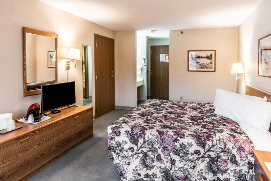 Econo Lodge Inn and Suites Oconto WI 20/30