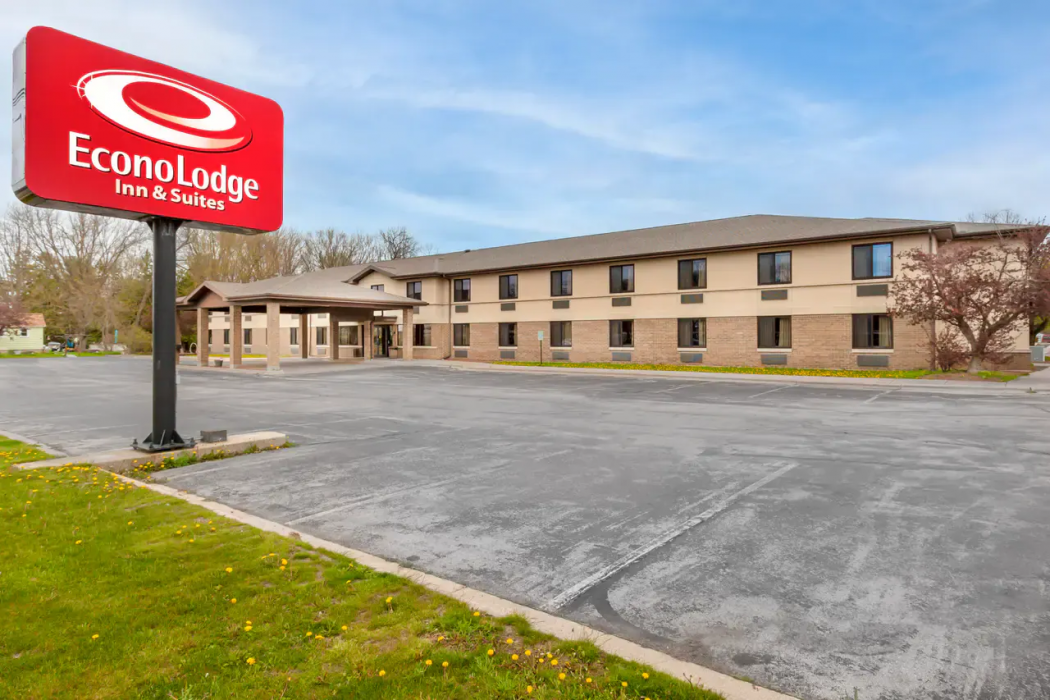 Econo Lodge Inn and Suites Oconto WI 1/30