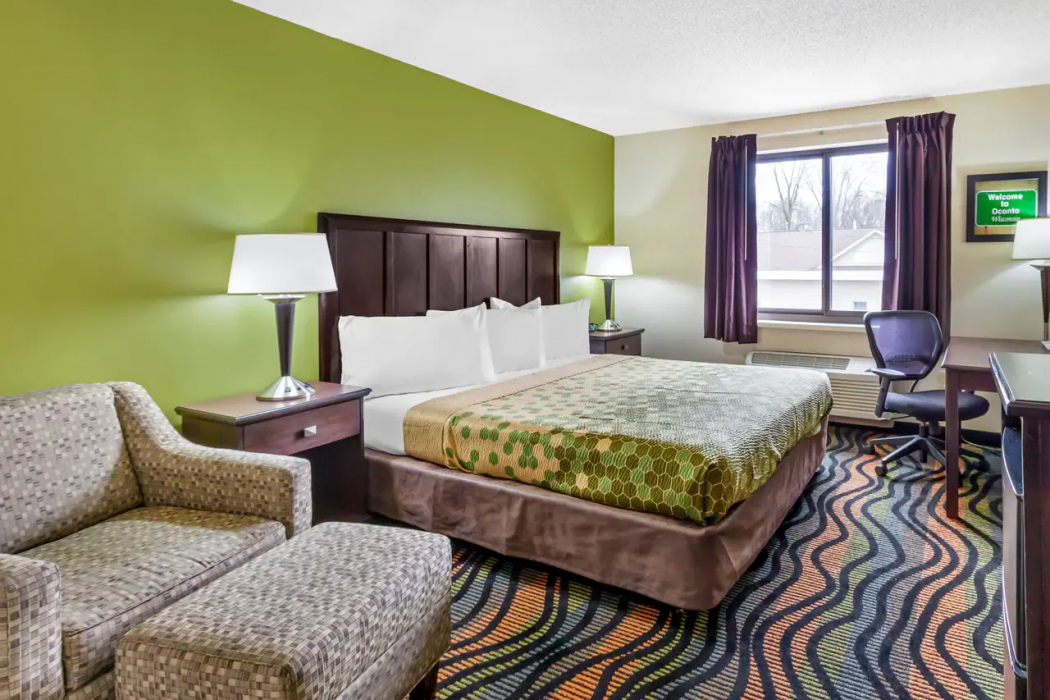 Econo Lodge Inn and Suites Oconto WI 18/30