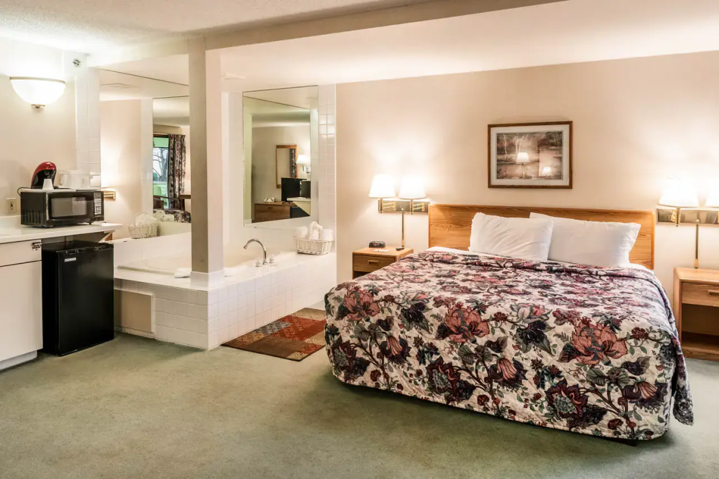 Econo Lodge Inn and Suites Oconto WI 16/30