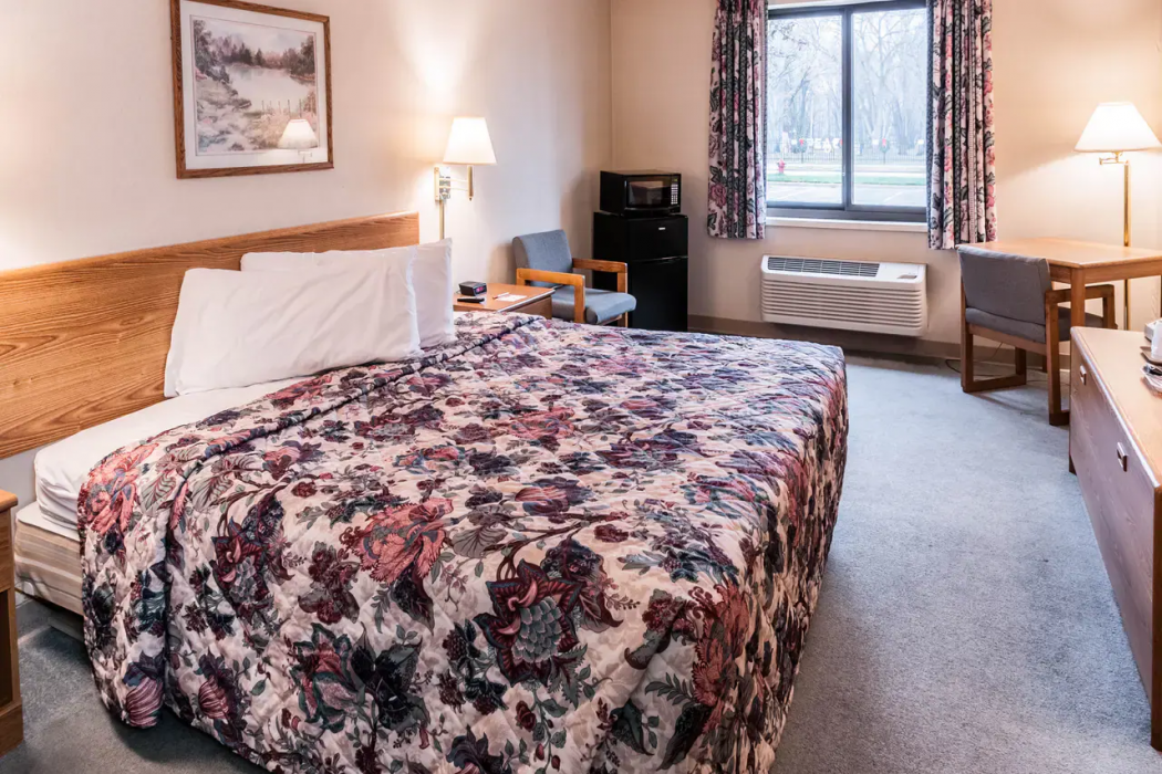 Econo Lodge Inn and Suites Oconto WI 21/30