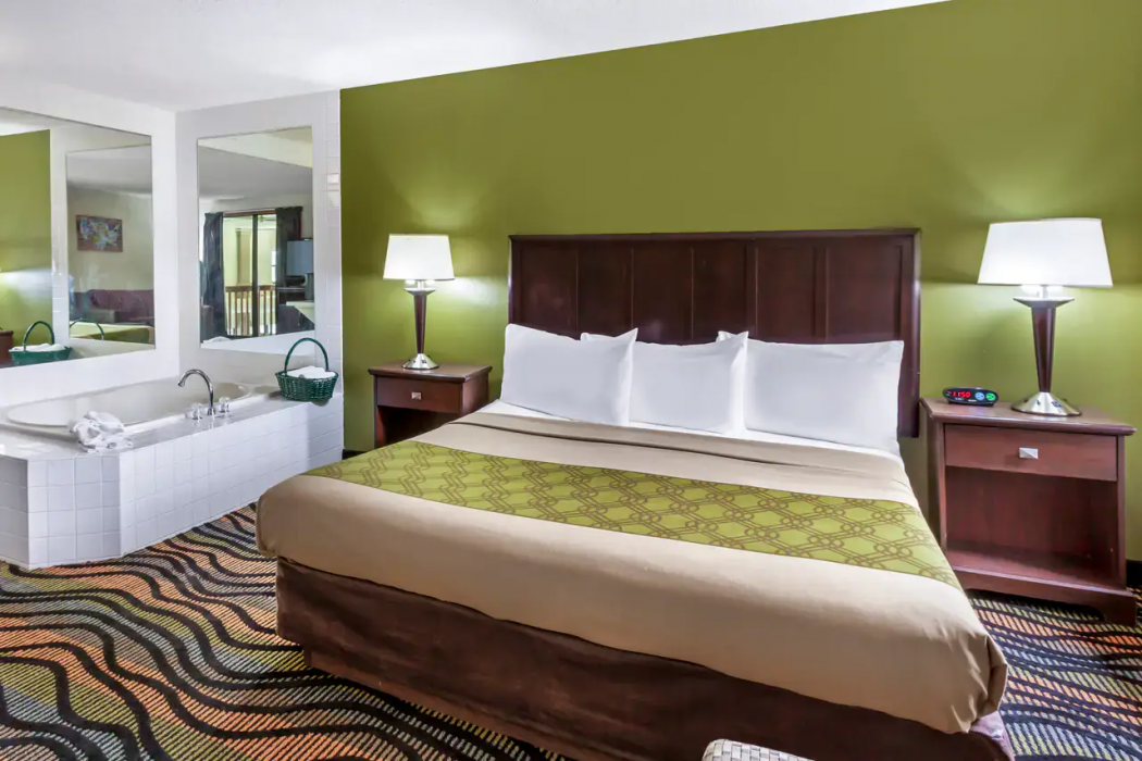 Econo Lodge Inn and Suites Oconto WI 10/30