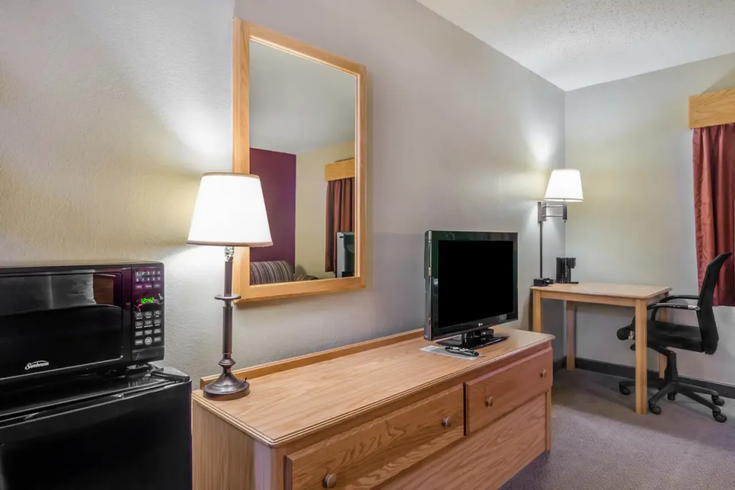 Rodeway Inn Hesston, KS 12/28