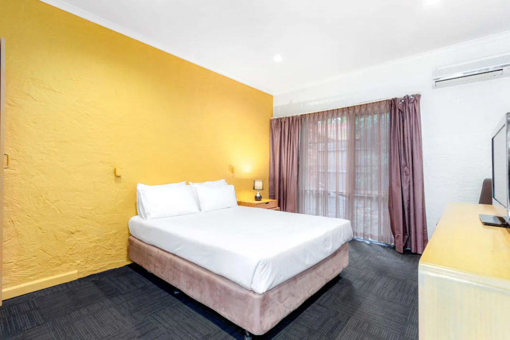 Greensborough Motel 8/17