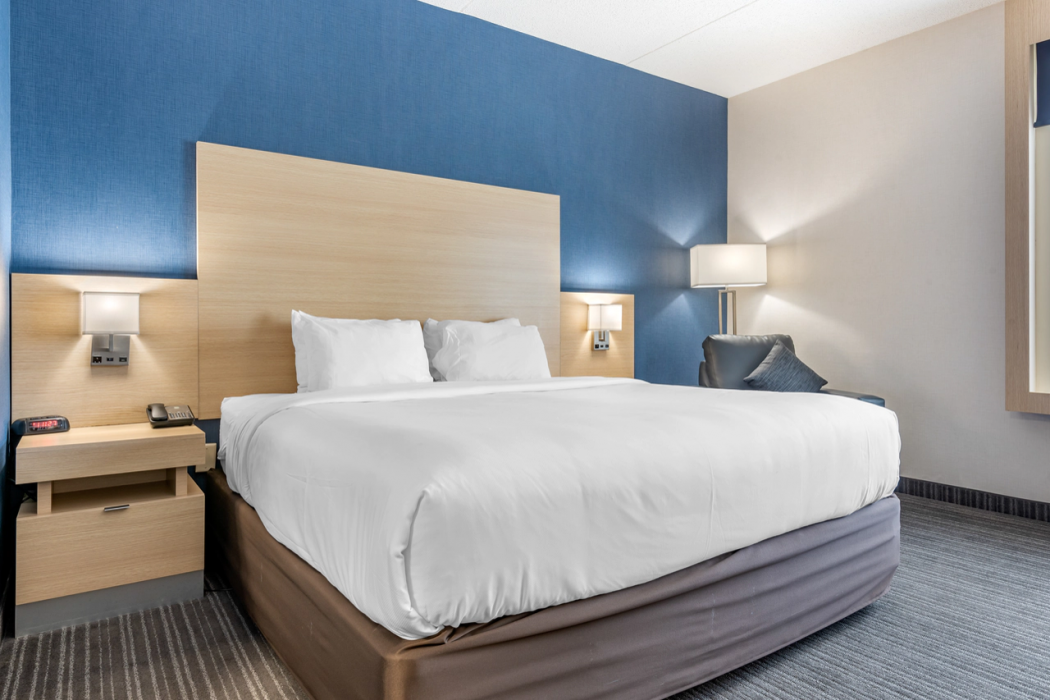 Quality Inn & Suites Oakville 8/26