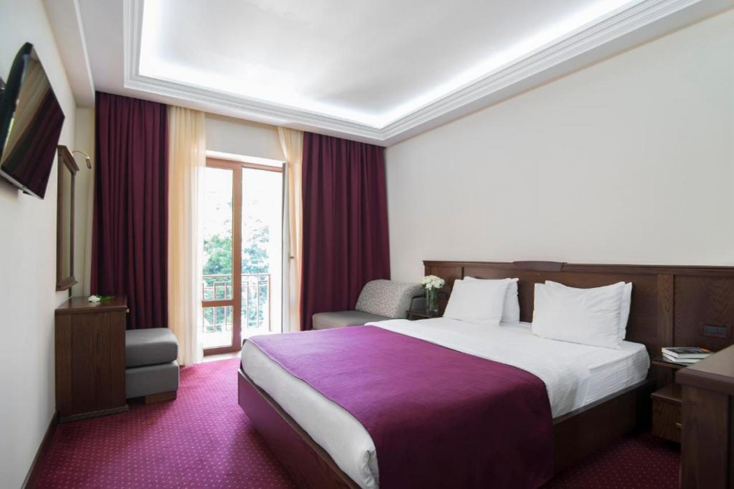 Elegant Hotel & Resort 16/60
