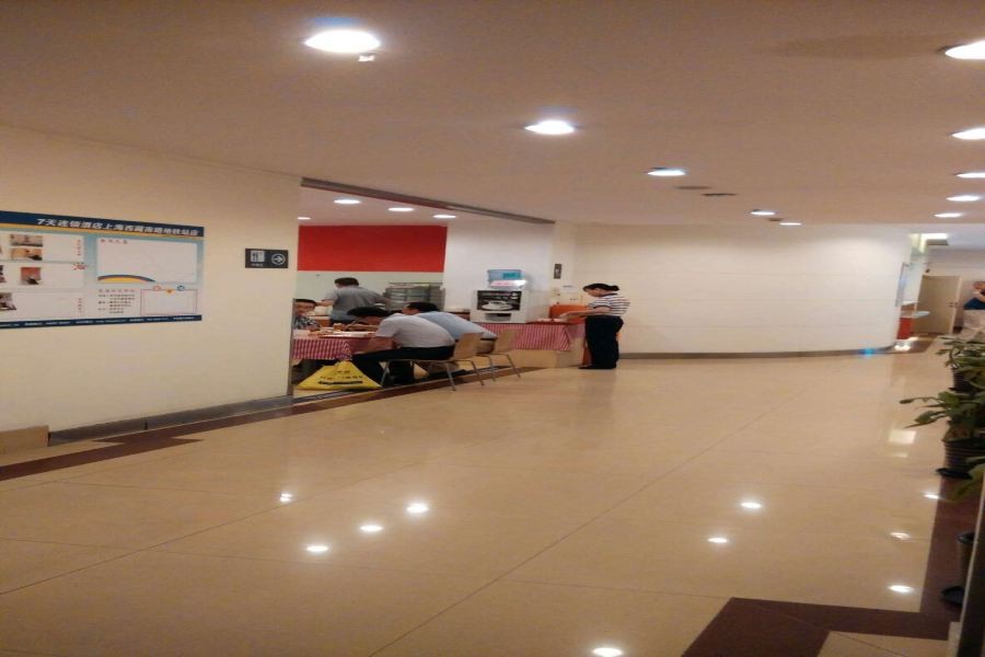 7 Days Inn (Shanghai South Xizang Road Metro Station) 35/39