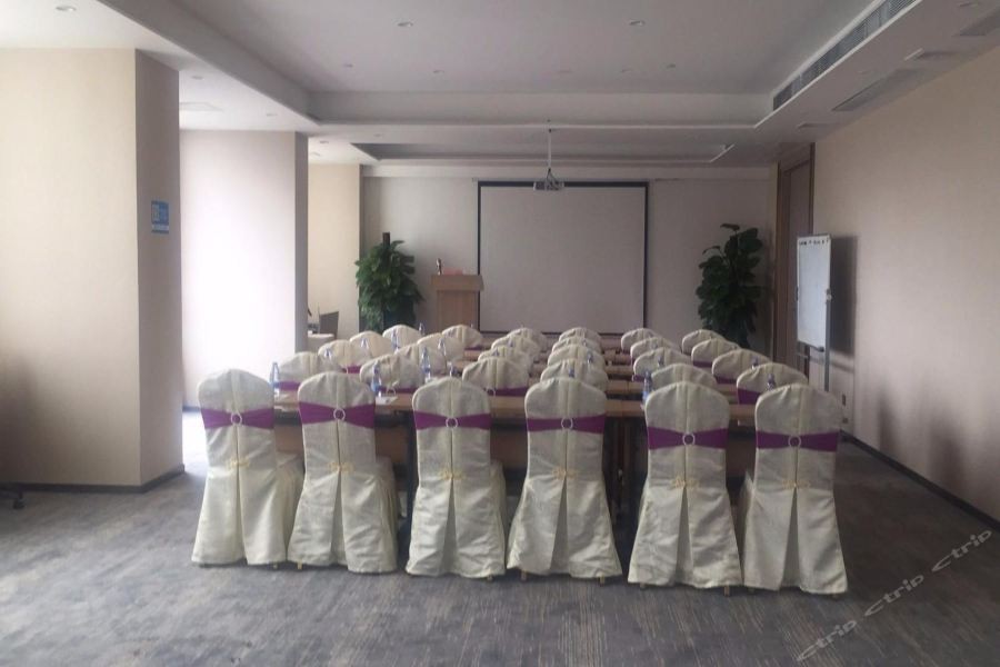 Qian Hai Holiday Hotel 29/68