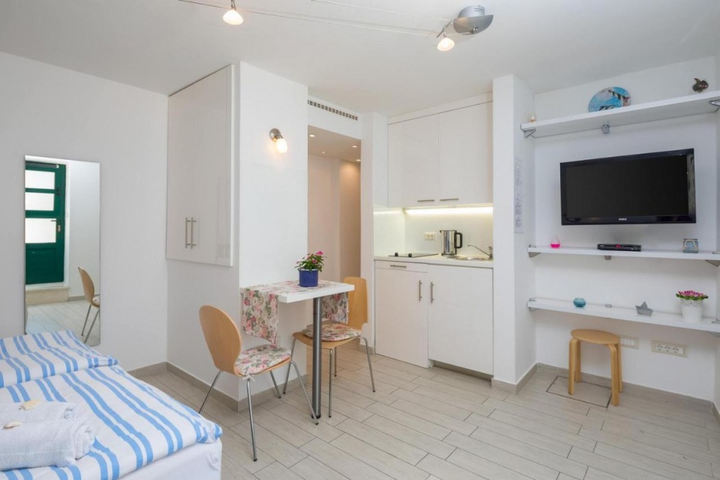 Split Center Suites 12/66