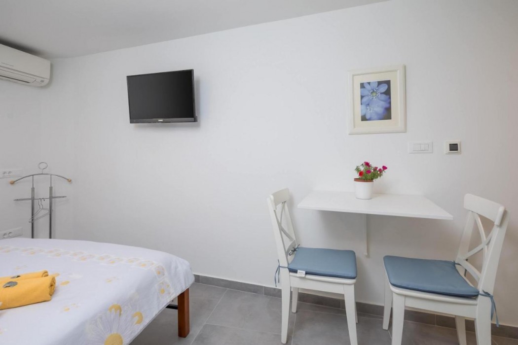 Split Center Suites 6/66