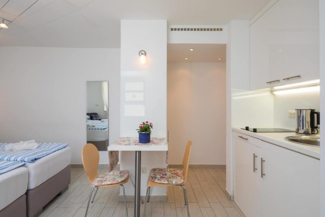 Split Center Suites 9/66