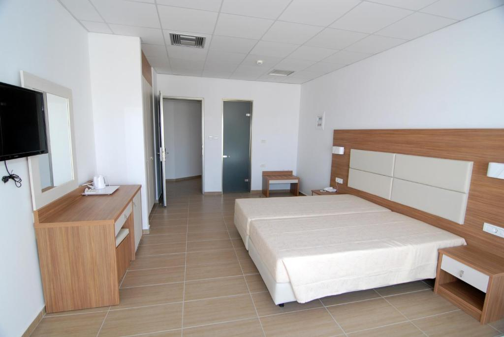 Royal Bay Suites 14/63