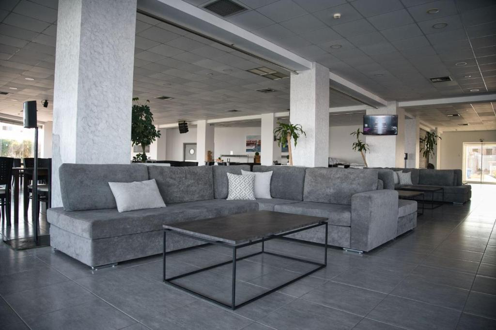 Royal Bay Suites 27/63