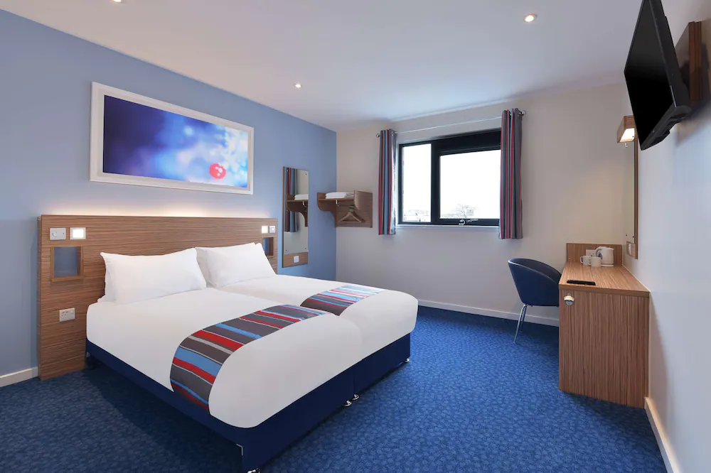 Travelodge Egham 8/30