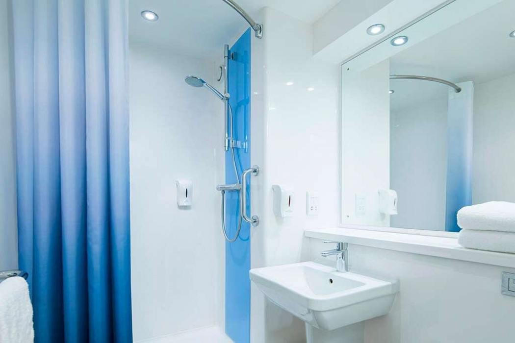 Travelodge Egham 9/30