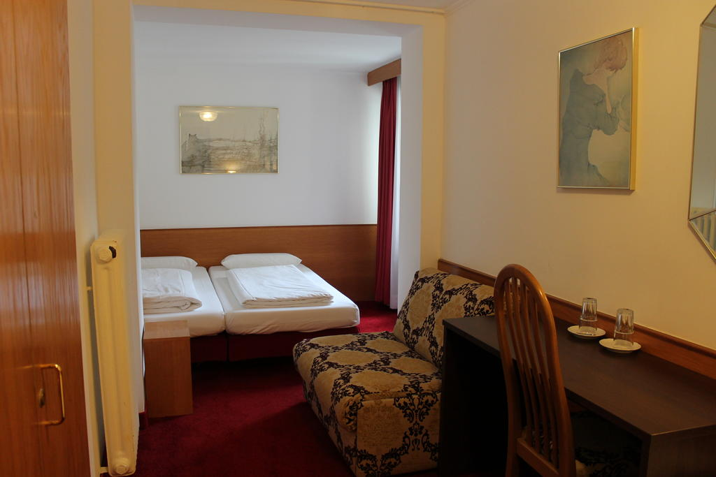 Hotel Montree 6/18