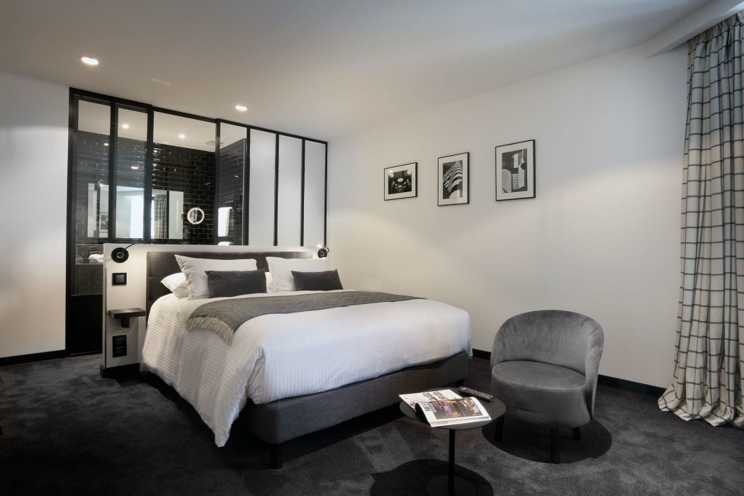 Petit Hotel Confidentiel 11/75
